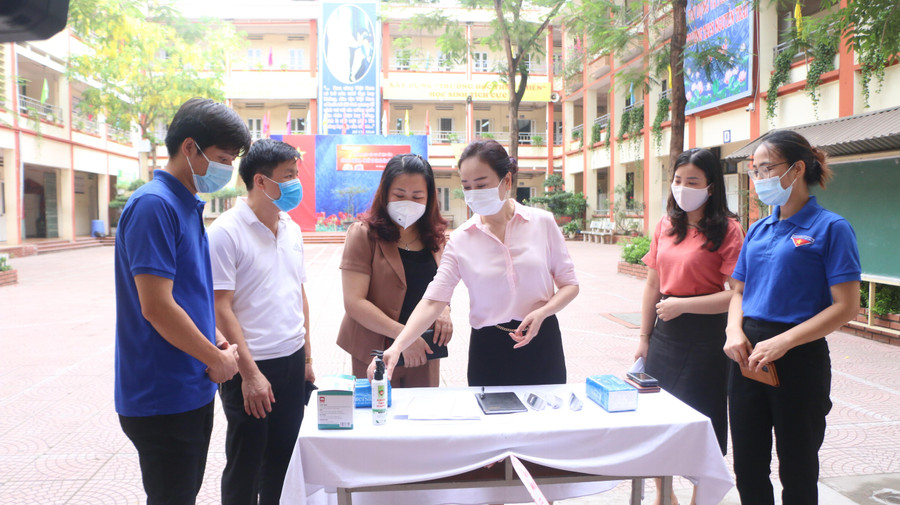 Bà Phạm Thị Lệ Hằng (thứ 3 từ phải qua) - Trưởng Phòng GD&amp;ĐT Hà Đông kiểm tra công tác y tế trường học tại Trường THCS Nguyễn Trãi.