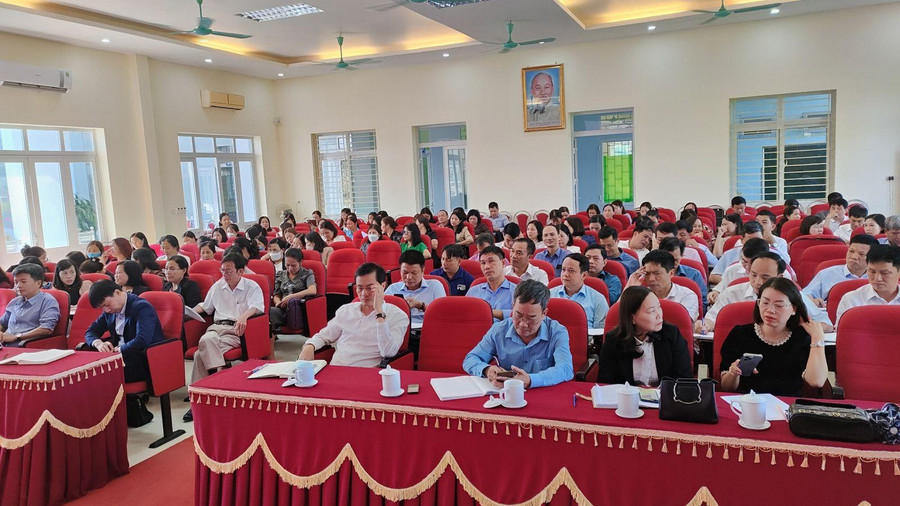 Các đại biểu tham dự hội nghị cùng nghe báo cáo và trao đổi ý kiến.