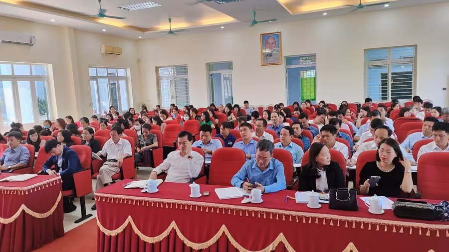 Các đại biểu tham dự hội nghị cùng nghe báo cáo và trao đổi ý kiến.