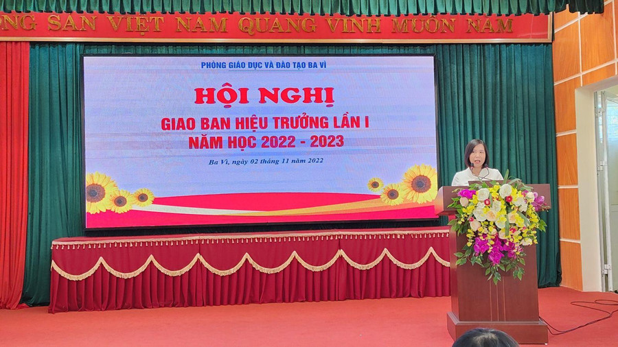 Bà Đặng Thị Kim Tuyến - Phó Trưởng Phòng GD&amp;ĐT Ba Vì nêu một số thành tựu bước đầu của ngành Giáo dục huyện trong 2 tháng đầu năm học 2022-2023.