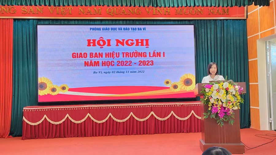 Bà Đặng Thị Kim Tuyến - Phó Trưởng Phòng GD&amp;ĐT Ba Vì nêu một số thành tựu bước đầu của ngành Giáo dục huyện trong 2 tháng đầu năm học 2022-2023.