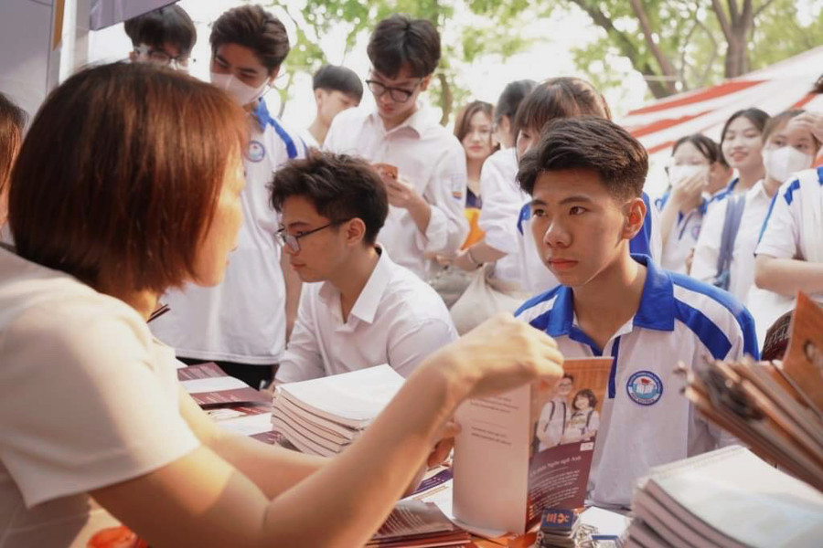 Học sinh tham gia Ngày hội được tư vấn tận tình về các mốc quan trọng của kỳ tuyển sinh năm nay.