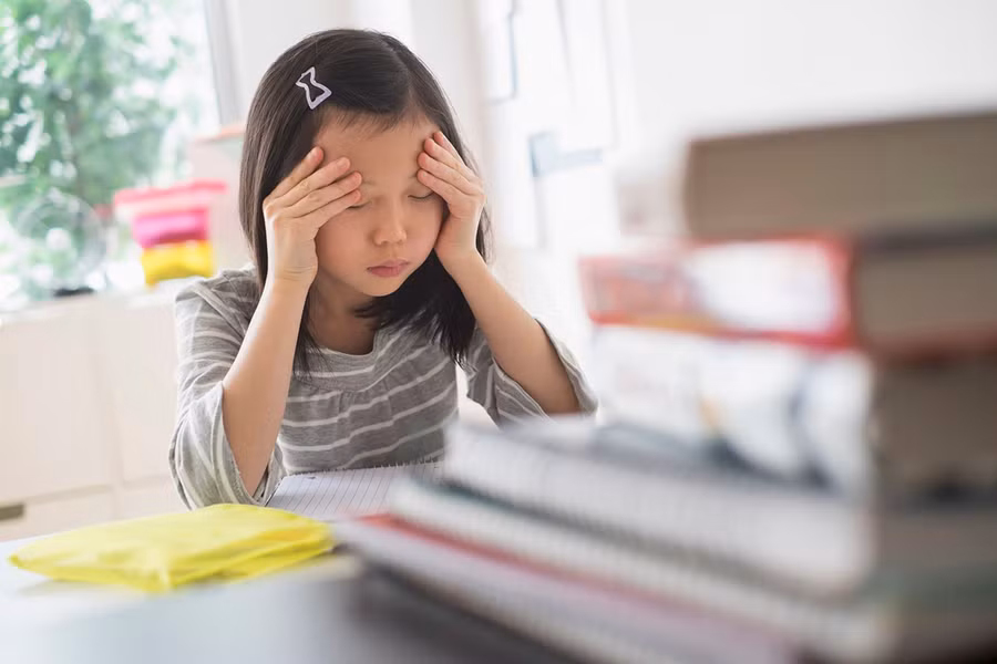Việc con không tự tin vào khả năng của mình có thể ảnh hưởng nghiêm trọng đến điểm số và kết quả học tập. (Ảnh: ITN).
