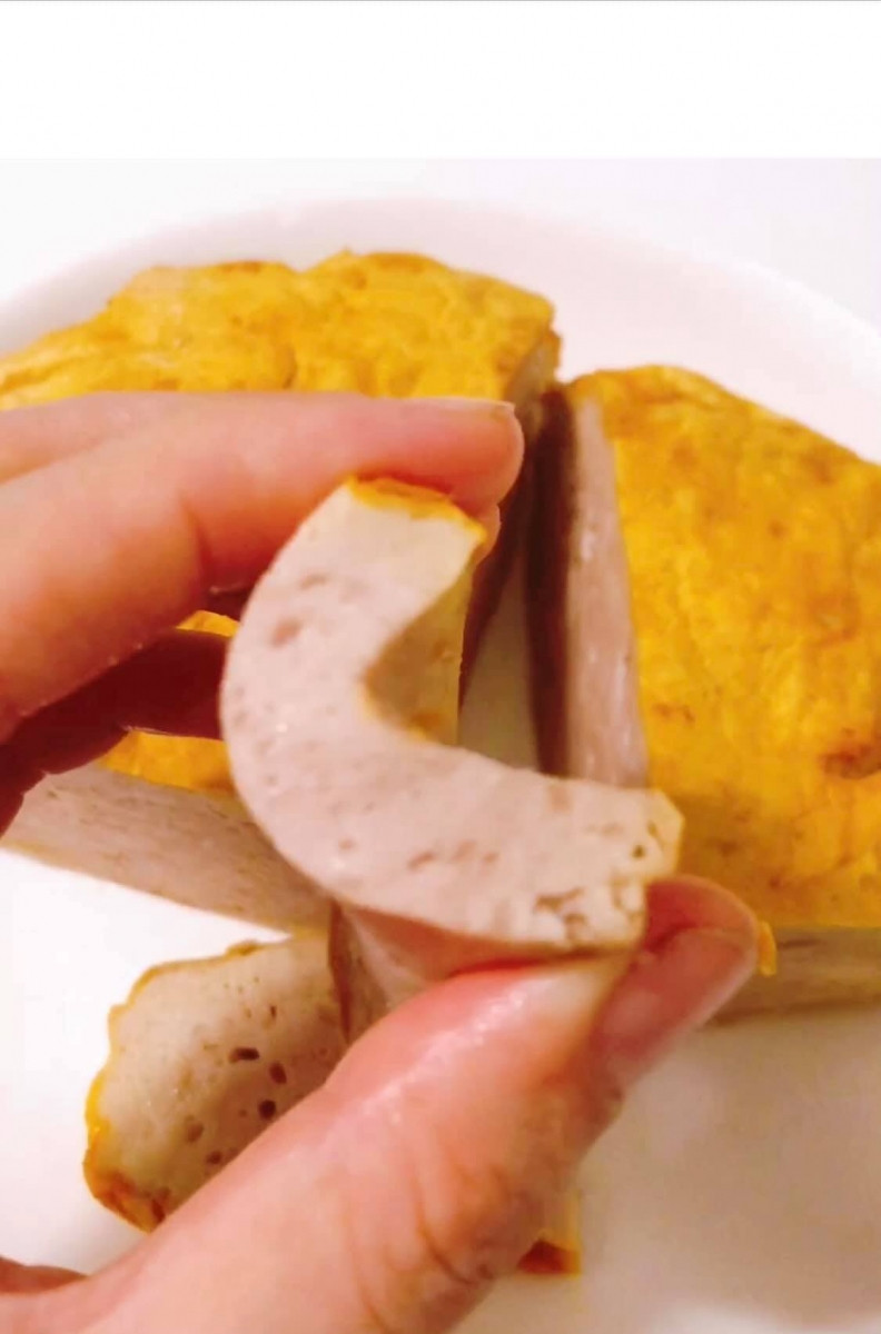 Nếu làm chả quế, khi xay cho thêm 2-3 tép tỏi và 1 xíu bột quế. Xay xong các bạn dàn chả ra khay, quét lên mặt chả 1 lớp dầu điều rồi nướng 170 độ 15-20p tuỳ theo chả dày hay mỏng.