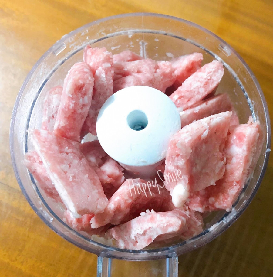 Thịt sau khi bỏ ngăn đá 2h, thịt cứng dẻo lấy kéo cắt được.