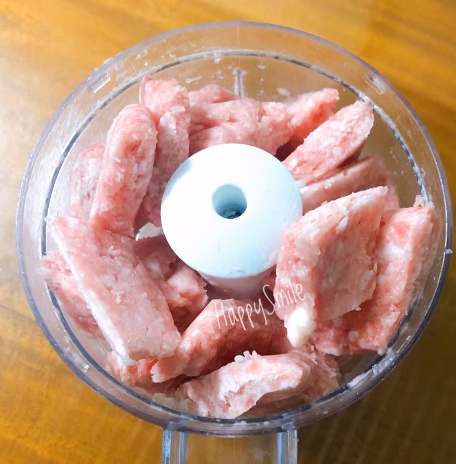 Thịt sau khi bỏ ngăn đá 2h, thịt cứng dẻo lấy kéo cắt được.