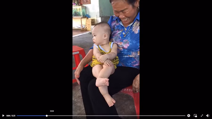 Clip: Khoảnh khắc em bé ngồi như "cụ non" đốn tim dân mạng