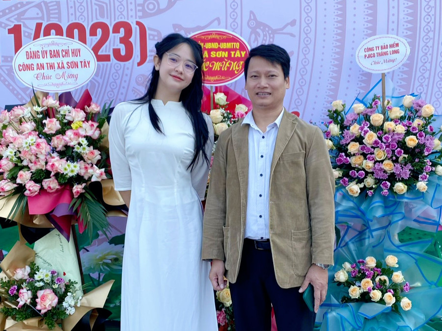 Thầy Nguyễn Khánh Vân, nữ sinh Lê Kim Ngân vừa đạt giải Nhì thi học sinh giỏi môn Lịch sử cấp thành phố. Thầy Nguyễn Khánh Vân, nữ sinh Lê Kim Ngân vừa đạt giải Nhì thi học sinh giỏi môn Lịch sử cấp thành phố.