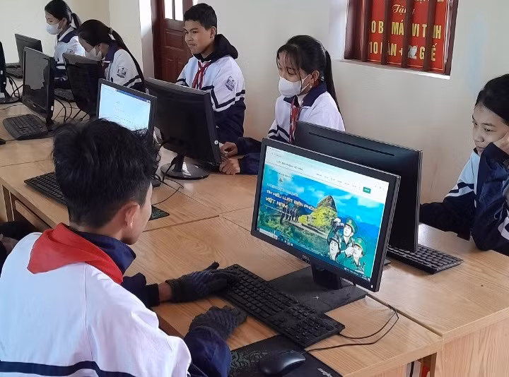 Học sinh Trường THCS Hải Cường tích cực tham gia cuộc thi trực tuyến “Tìm hiểu Luật Biên phòng Việt Nam”.