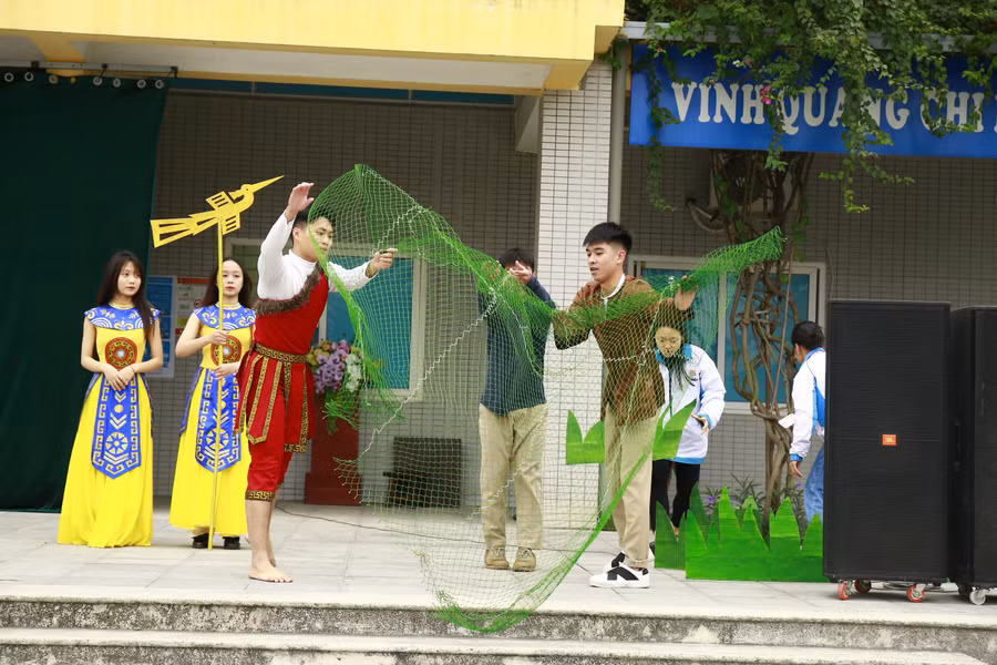 Hoạt cảnh tái hiện sự tích Sơn Tinh dạy dân biết đánh cá của lớp 12 chuyên Sử.