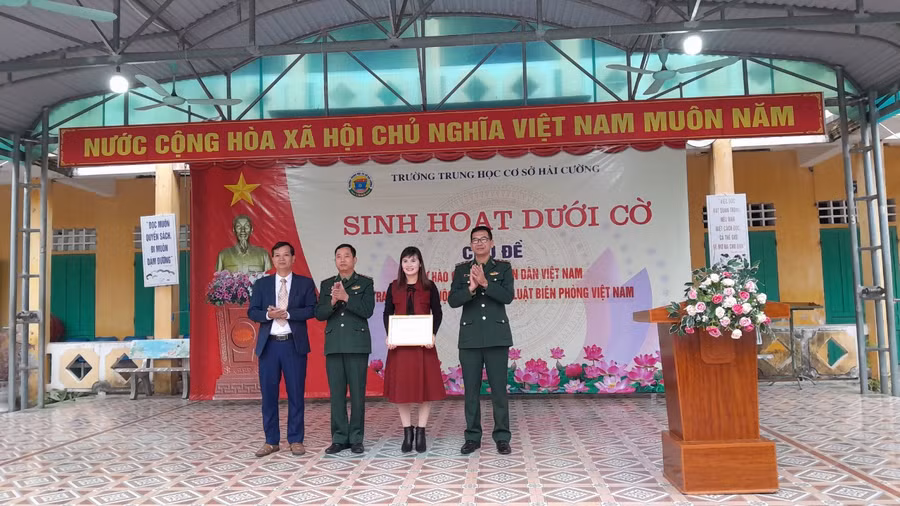 Đại diện Bộ đội Biên phòng tỉnh Nam Định, Đồn Biên phòng Văn Lý trao giải cho cô Trần Thị Trang.