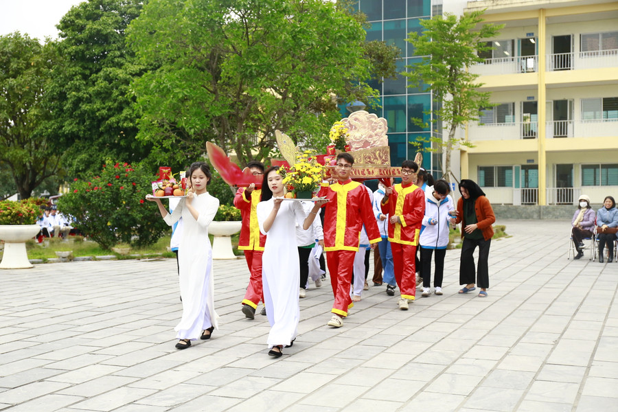 Học sinh tái hiện lại lễ hội Đền Và - một trong các di tích lịch sử văn hóa nổi tiếng của thị xã Sơn Tây. Học sinh tái hiện lại lễ hội Đền Và - một trong các di tích lịch sử văn hóa nổi tiếng của thị xã Sơn Tây.