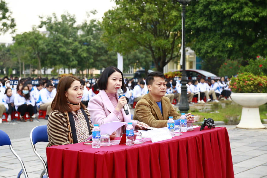 Cô Phạm Thị Huyền (giữa) - Phó Hiệu trưởng phụ trách Trường THPT Sơn Tây và các thầy cô trong tổ Lịch sử nhà trường. Cô Phạm Thị Huyền (giữa) - Phó Hiệu trưởng phụ trách Trường THPT Sơn Tây và các thầy cô trong tổ Lịch sử nhà trường.