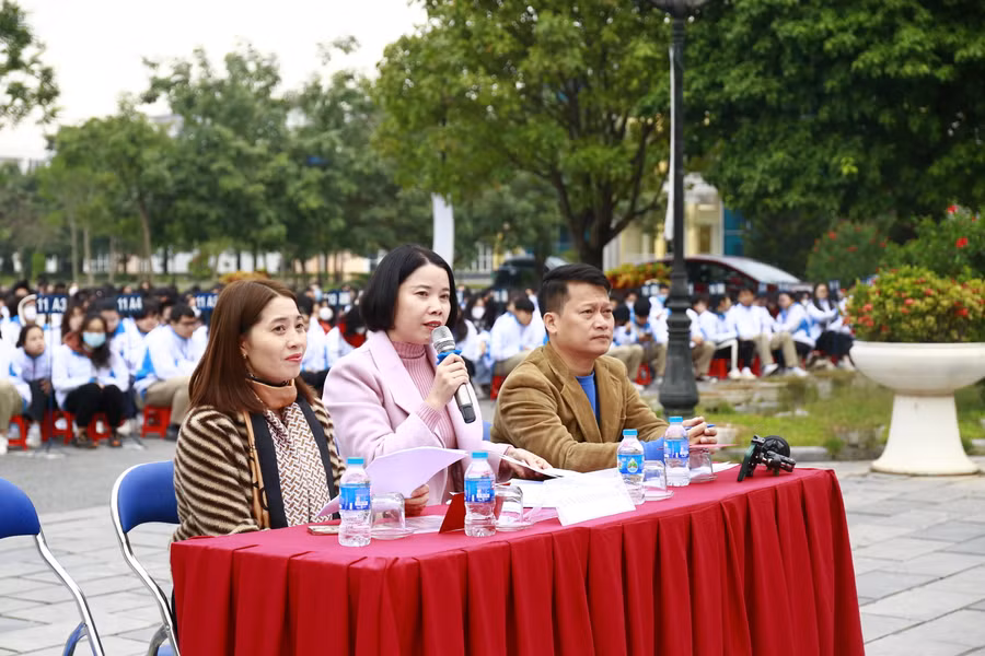 Cô Phạm Thị Huyền (giữa) - Phó Hiệu trưởng phụ trách Trường THPT Sơn Tây và các thầy cô trong tổ Lịch sử nhà trường.