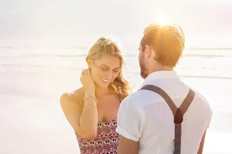 Quan sát mọi người và môi trường xung quanh bạn là cách bắt đầu cuộc trò chuyện tuyệt vời cho buổi hẹn hò đầu tiên. (Ảnh: ITN).