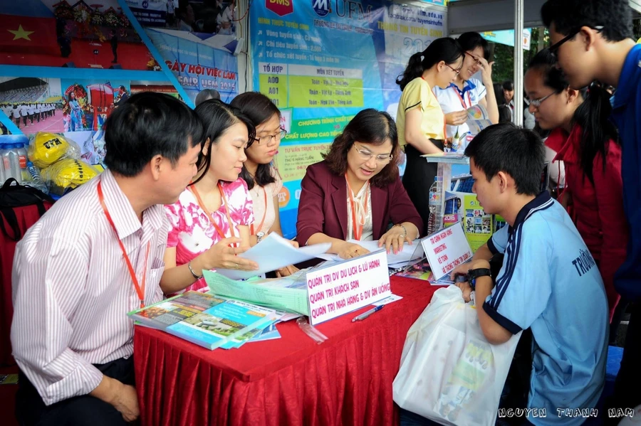 Thí sinh tìm hiểu thông tin tuyển sinh tại ngày hội tuyển sinh