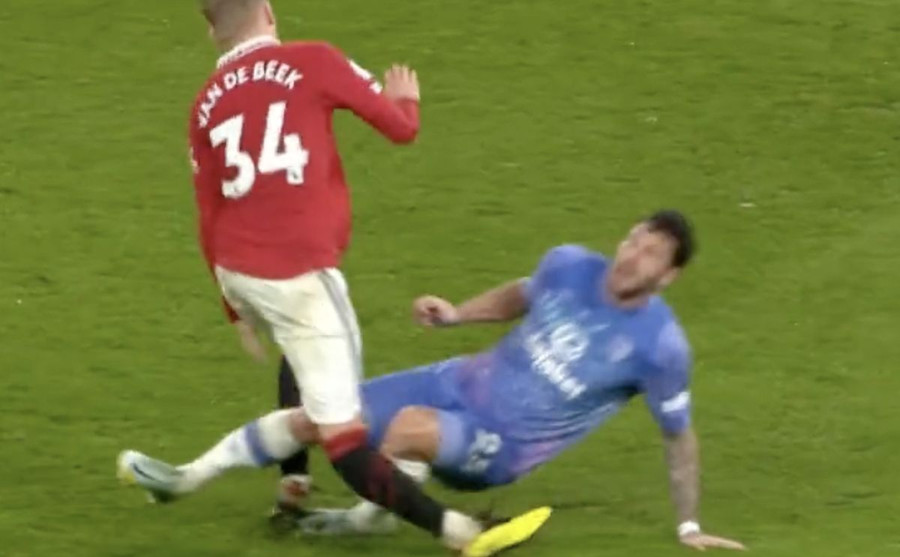 Cận cảnh chấn thương của Van de Beek. Cận cảnh chấn thương của Van de Beek.