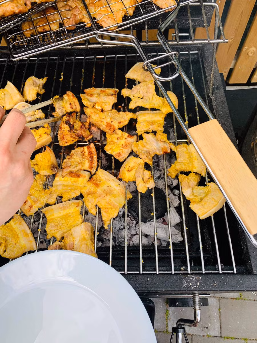 Để lửa vừa và lật thịt liên tục. Khi miếng thịt gần chín sẽ ngả màu vàng hấp dẫn.