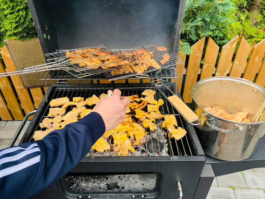 Bạn có thể nướng bếp điện, nướng lò, nồi chiên không dầu hoặc nướng trên than hoa. Nhưng nướng than hoa là ngon nhất.