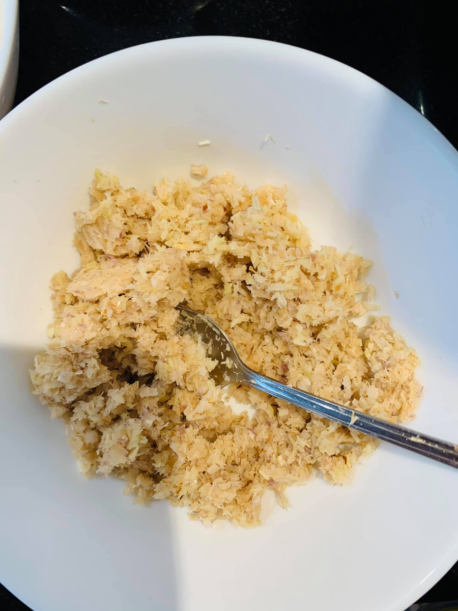 Riềng và sả giã nhỏ. Các bạn ước lượng gia vị cho phù hợp, thích ăn cay hãy cho nhiều 1 chút, nếu không chỉ cho vừa đủ để lấy mùi thơm.