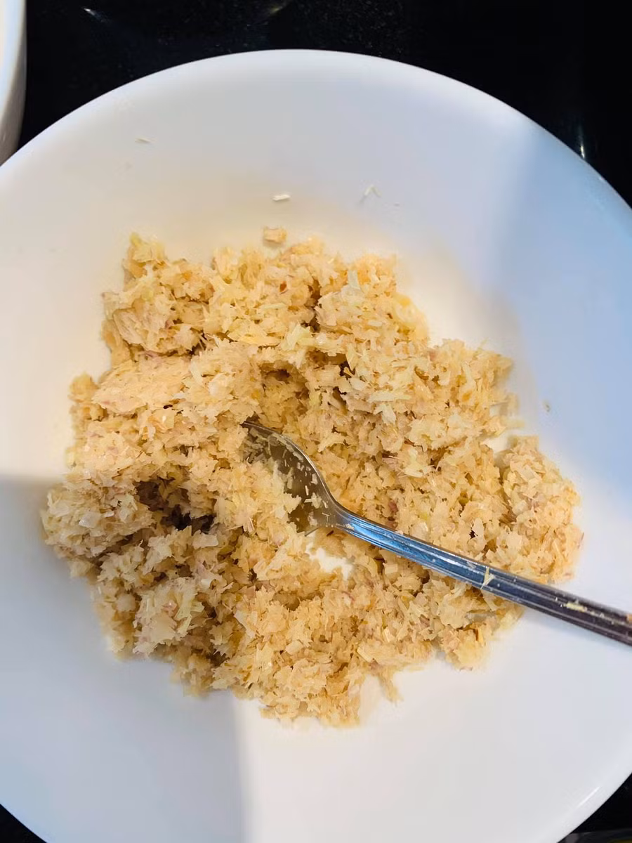 Riềng và sả giã nhỏ. Các bạn ước lượng gia vị cho phù hợp, thích ăn cay hãy cho nhiều 1 chút, nếu không chỉ cho vừa đủ để lấy mùi thơm.