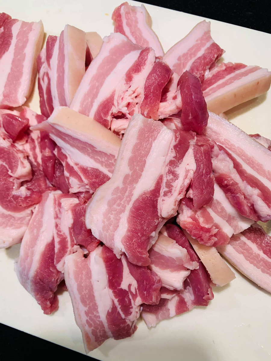 Thịt ba chỉ xát muối rửa sạch, cạo kĩ phần da. Thái miếng vừa ăn. Có thể thái khổ, thịt hơi to 1 chút vì sau khi nướng miếng thịt sẽ hơi quắt lại. Độ dầy vừa phải, dầy quá sẽ lâu chín.