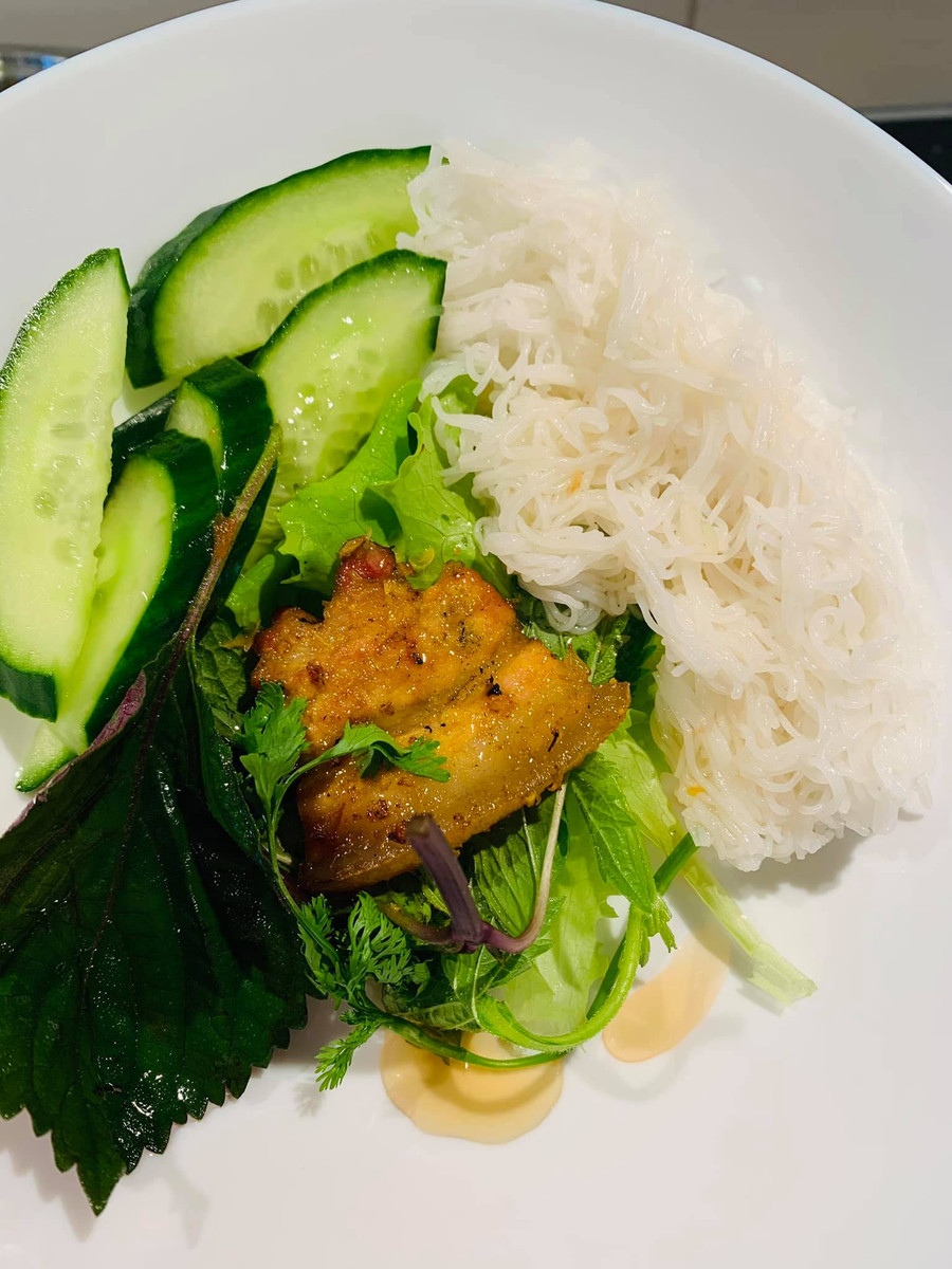 Miếng thịt ba chỉ nướng không bị khô, có vị thơm của riềng sả, vị chua nhẹ của mẻ làm cho miếng thịt dễ ăn, không bị ngán như cách ướp thông thường. Khi ăn, bạn cuộn cùng rau xà lách và các loại rau thơm, chấm với nước mắm chua ngọt thêm tỏi ớt băm nhuyễn. Có thể ăn cùng bún hoặc cơm nóng cũng rất ngon.