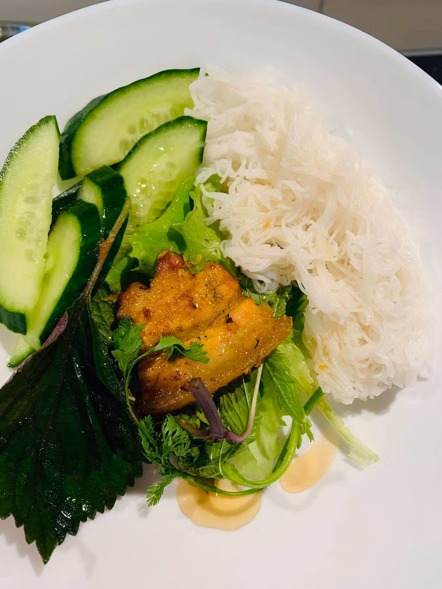 Miếng thịt ba chỉ nướng không bị khô, có vị thơm của riềng sả, vị chua nhẹ của mẻ làm cho miếng thịt dễ ăn, không bị ngán như cách ướp thông thường. Khi ăn, bạn cuộn cùng rau xà lách và các loại rau thơm, chấm với nước mắm chua ngọt thêm tỏi ớt băm nhuyễn. Có thể ăn cùng bún hoặc cơm nóng cũng rất ngon.