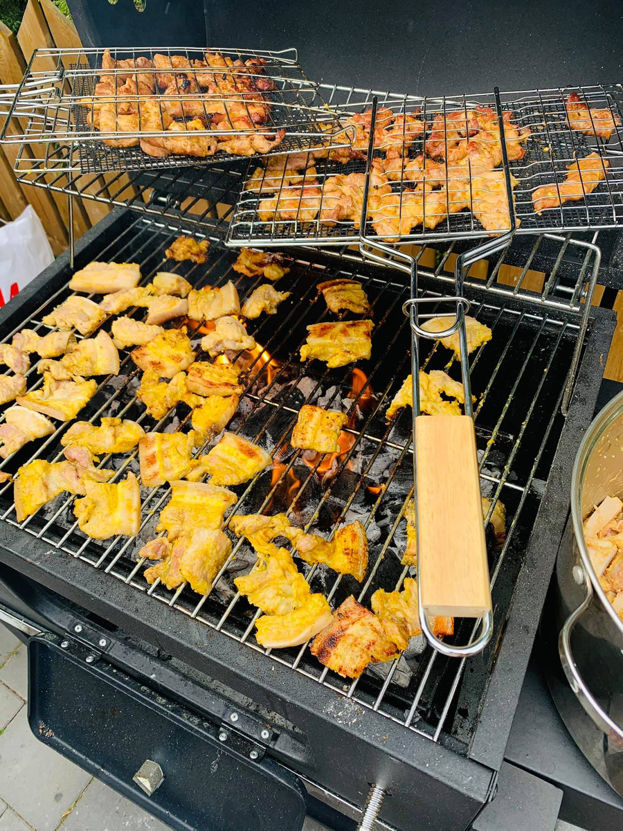 Chị Hằng cho biết, công thức ướp thịt nướng gần giống với công thức ướp giả cầy nhưng khi nướng thịt không bị nặng mùi mẻ và mắm tôm. Mùi vị thơm vừa phải, rất dễ ăn.