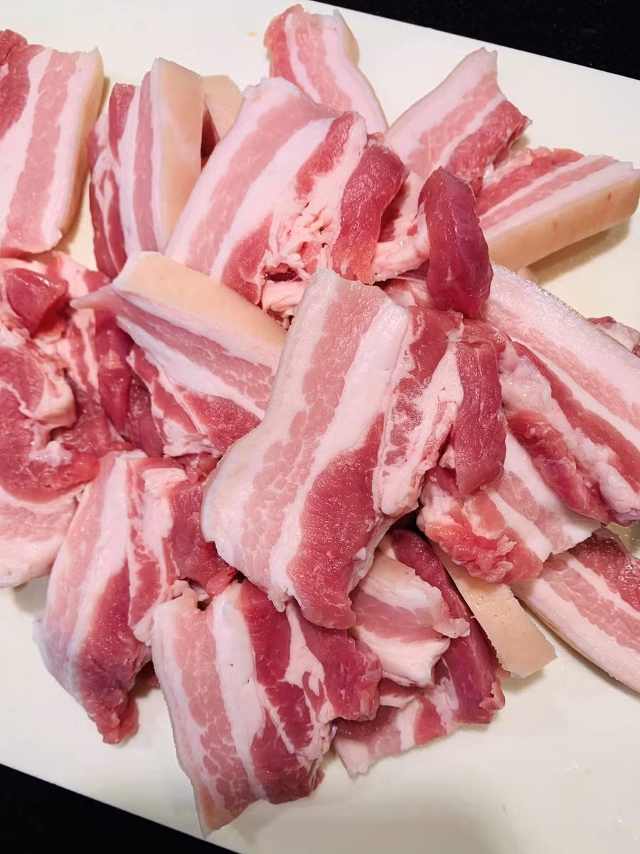 Thịt ba chỉ xát muối rửa sạch, cạo kĩ phần da. Thái miếng vừa ăn. Có thể thái khổ, thịt hơi to 1 chút vì sau khi nướng miếng thịt sẽ hơi quắt lại. Độ dầy vừa phải, dầy quá sẽ lâu chín.