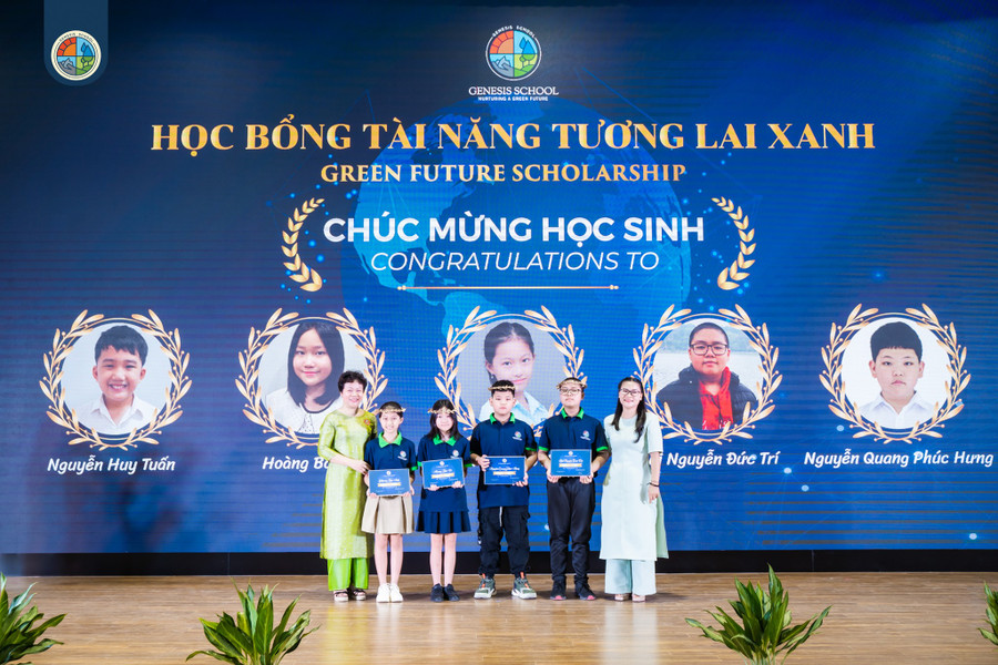 Đại diện ban tổ chức trao học bổng tài năng tương lai xanh cho các em học sinh xuất sắc. Đại diện ban tổ chức trao học bổng tài năng tương lai xanh cho các em học sinh xuất sắc.