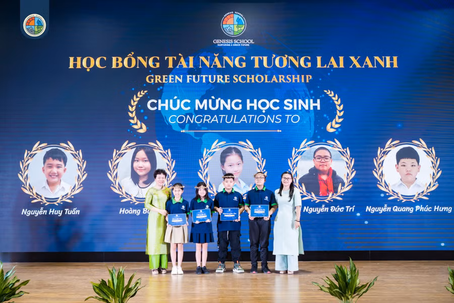 Đại diện ban tổ chức trao học bổng tài năng tương lai xanh cho các em học sinh xuất sắc.