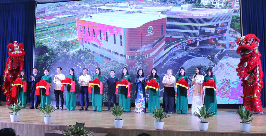 Các đại biểu dự lễ cắt băng khánh thành Trường Genesis Hà Nội tại phường Mễ Trì, quận Nam Từ Liêm sáng 7/5.