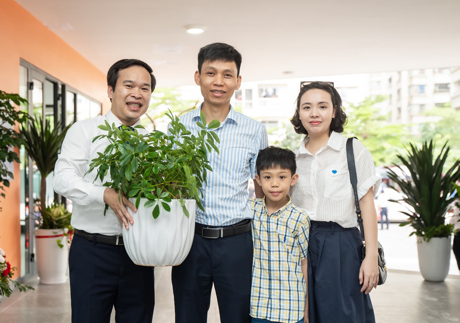 Phụ huynh và học sinh cùng nhau tặng nhà trường những chậu cây xanh khi tới dự lễ khánh thành trường mới. Phụ huynh và học sinh cùng nhau tặng nhà trường những chậu cây xanh khi tới dự lễ khánh thành trường mới.