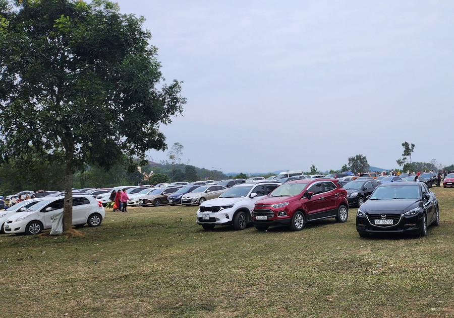 Từ sáng sớm, bãi giữ xe đã chật kín. Từ sáng sớm, bãi giữ xe đã chật kín.