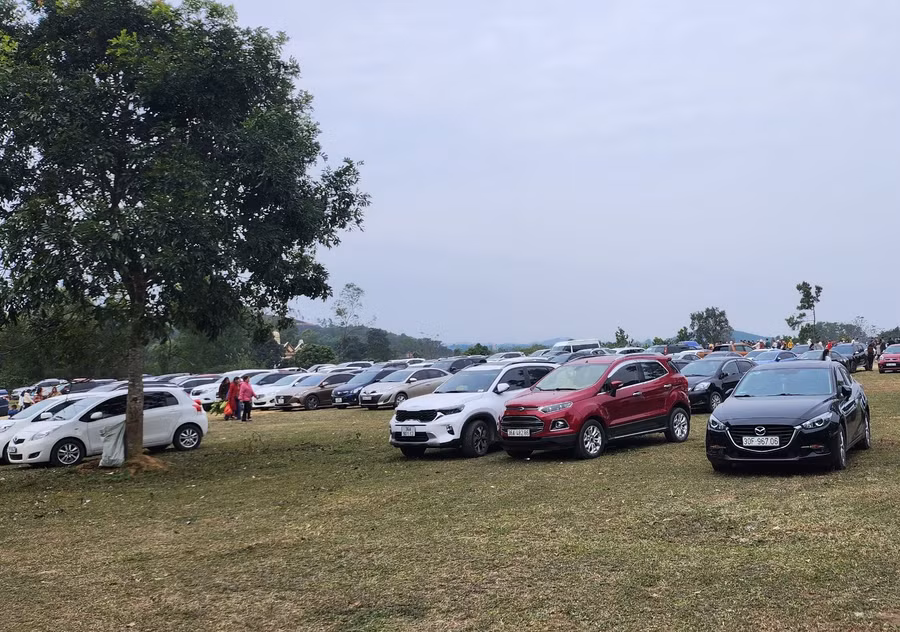 Từ sáng sớm, bãi giữ xe đã chật kín.