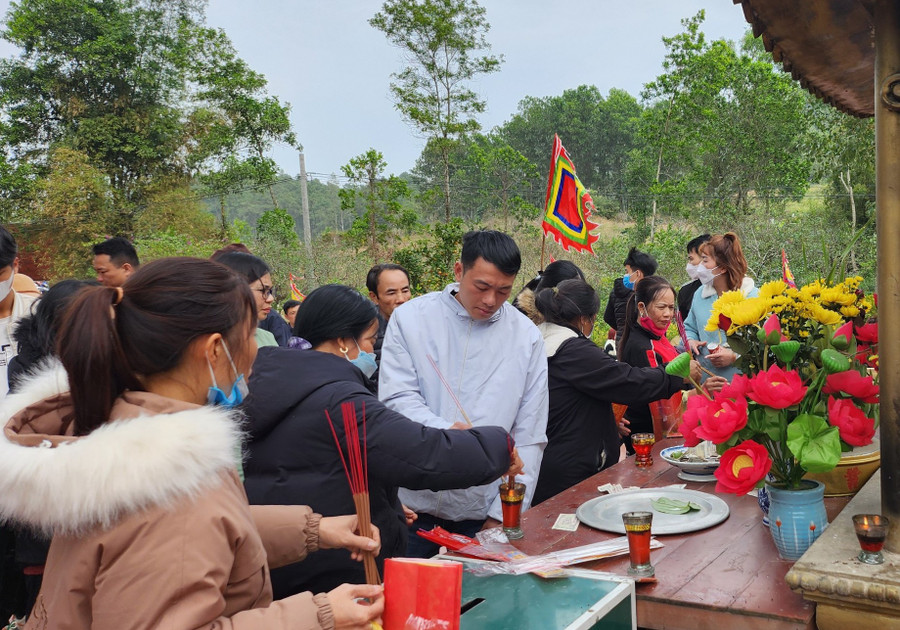 Dù thời tiết rất lạnh nhưng hàng nghìn người vẫn đổ về Phủ Na trong dịp đầu năm mới. Dù thời tiết rất lạnh nhưng hàng nghìn người vẫn đổ về Phủ Na trong dịp đầu năm mới.