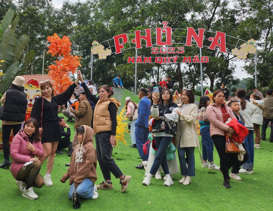 Du khách đến Phủ Na dâng hương, xin nước thánh và lưu lại những bức ảnh kỷ niệm. Du khách đến Phủ Na dâng hương, xin nước thánh và lưu lại những bức ảnh kỷ niệm.