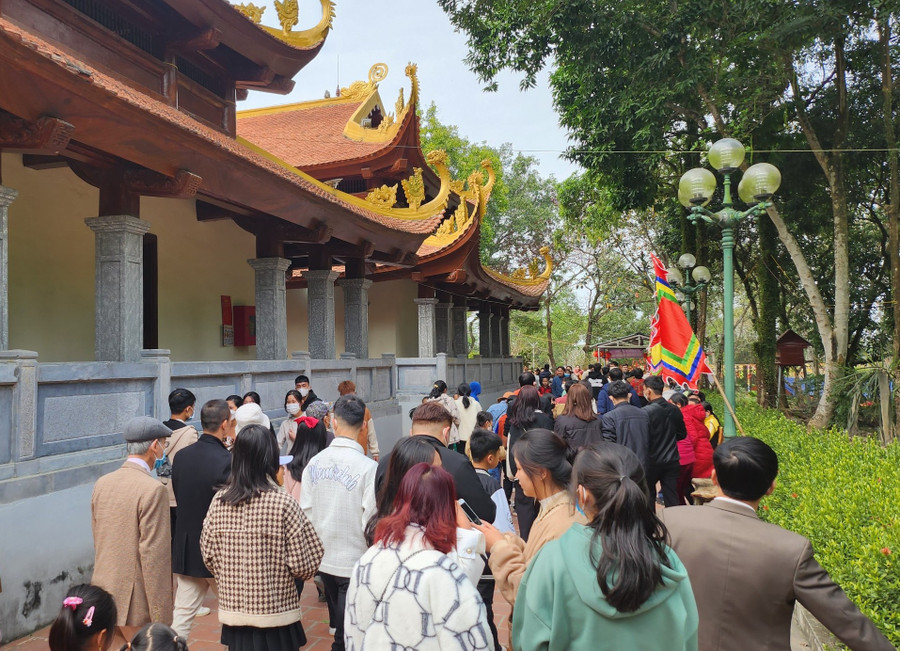 Dòng người nườm nượp đi vào Phủ. Dòng người nườm nượp đi vào Phủ.