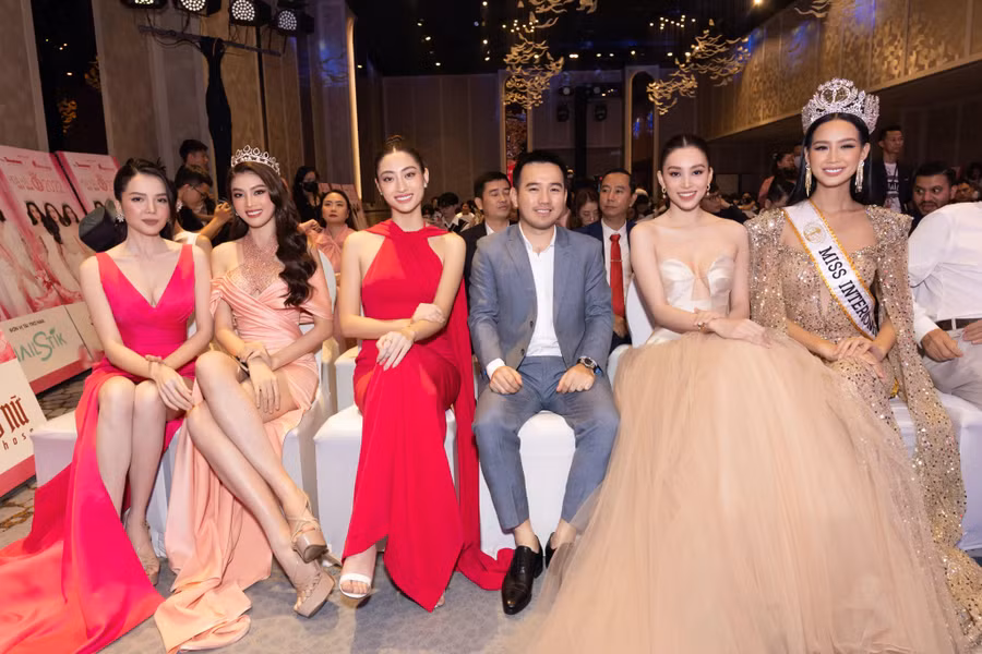 Dàn người đẹp có mặt trong buổi họp báo.