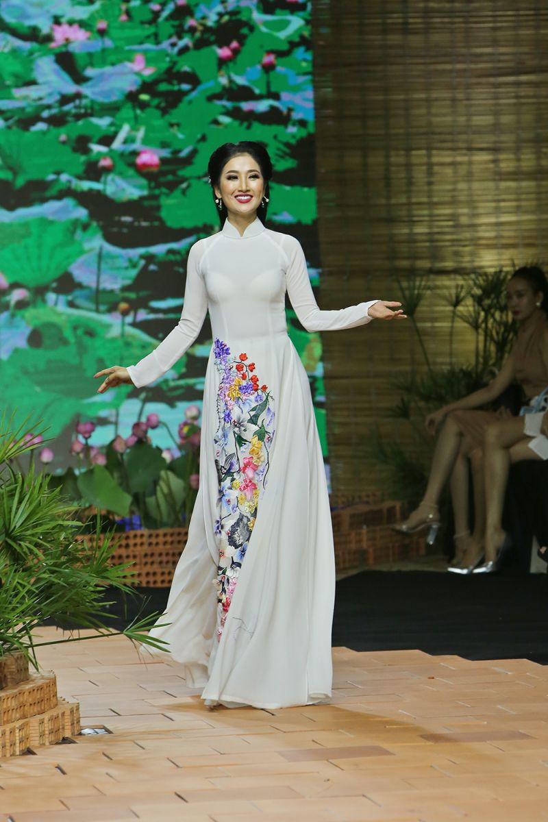 Theo các nhà thiết kế thời trang, ai chưa từng sử dụng lụa tơ tằm thì quả là một điều đáng tiếc, vì họ đã bỏ qua một chất liệu có một không hai mà tự nhiên ưu ái ban tặng.