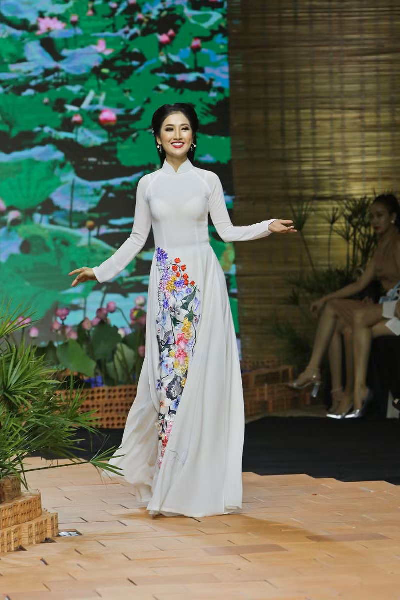 Theo các nhà thiết kế thời trang, ai chưa từng sử dụng lụa tơ tằm thì quả là một điều đáng tiếc, vì họ đã bỏ qua một chất liệu có một không hai mà tự nhiên ưu ái ban tặng.