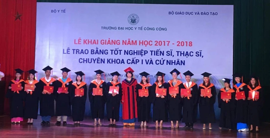 PGS.TS Nguyễn Thanh Hương, Phó hiệu trưởng Trường ĐHYTCC trao bằng cho cử nhân hệ Vừa làm vừa học