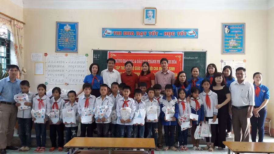 Trường tiểu học Minh Khai 1, TP Thanh Hóa, trao tặng quà cho học sinh bị lũ lụt của Trường tiểu học Thạch Lâm 1, xã Thạch Lâm, huyện Thạch Thành, Thanh Hóa