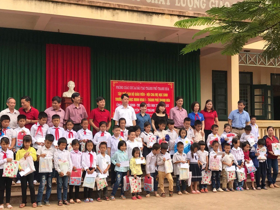 Trao quà cho học sinh vùng lũ của Trường tiểu học Thành Trực, xã Thành Trực, huyện Thạch Thành, Thanh Hóa Trao quà cho học sinh vùng lũ của Trường tiểu học Thành Trực, xã Thành Trực, huyện Thạch Thành, Thanh Hóa