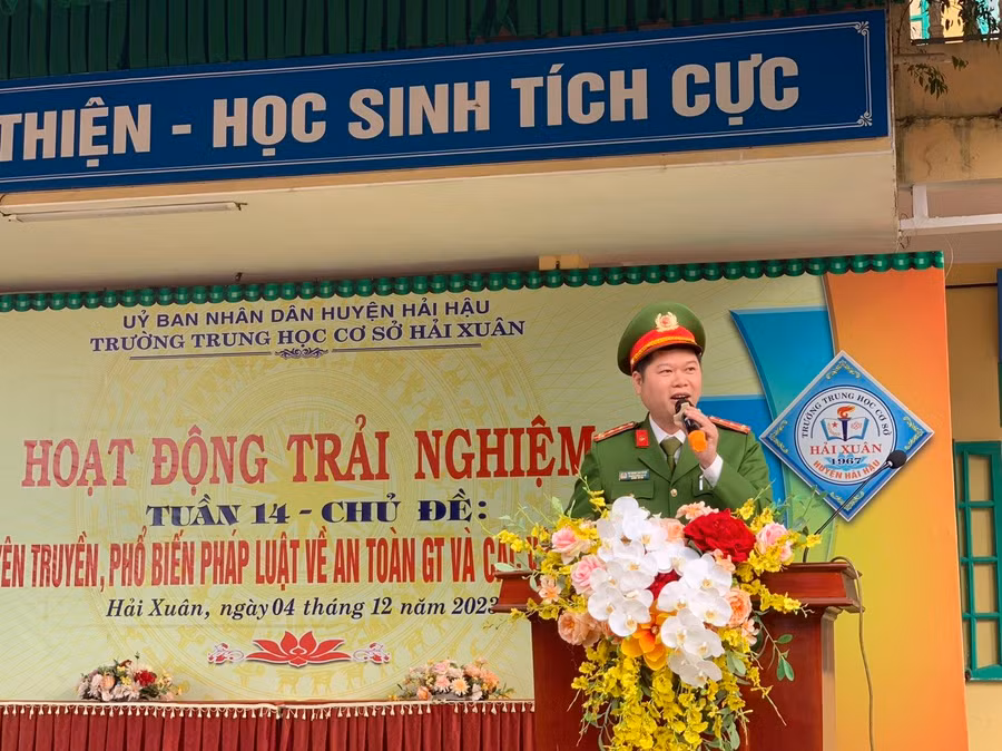 Đại úy Vũ Ngọc Hải Minh – Trưởng Công an xã Hải Xuân phổ biến các quy định của pháp luật về pháo và vật liệu nổ.
