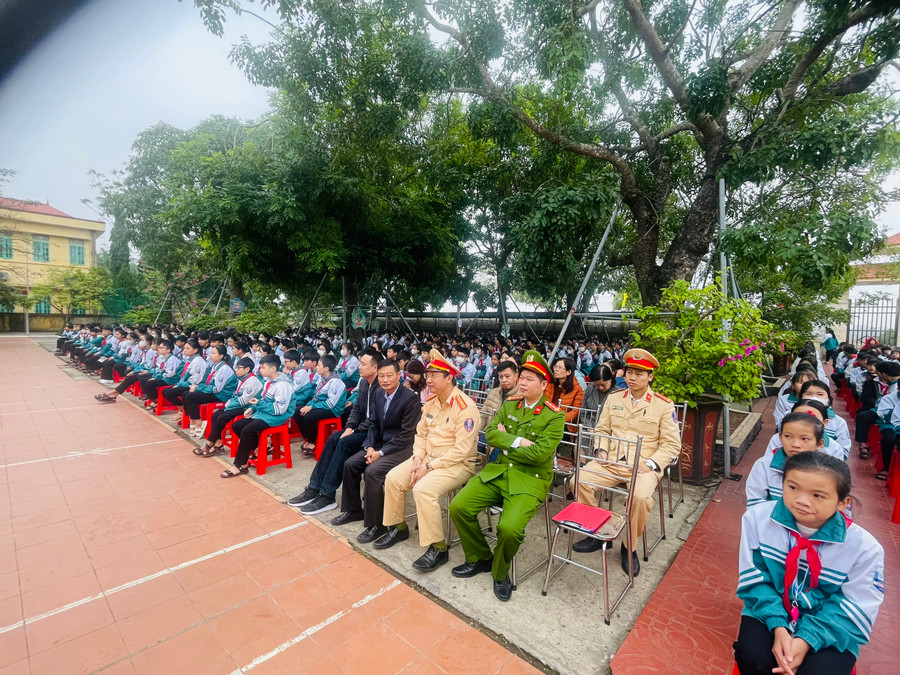 Các em học sinh toàn trường chăm chú lắng nghe những thông tin được chia sẻ tại buổi ngoại khóa.