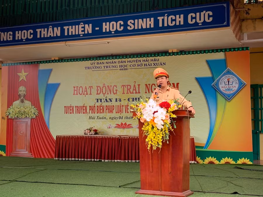 Thiếu tá Vũ Văn Thủy – Phó Đội trưởng Đội Cảnh sát giao thông - Công an huyện Hải Hậu tuyên truyền kiến thức về An toàn giao thông cho học sinh. 