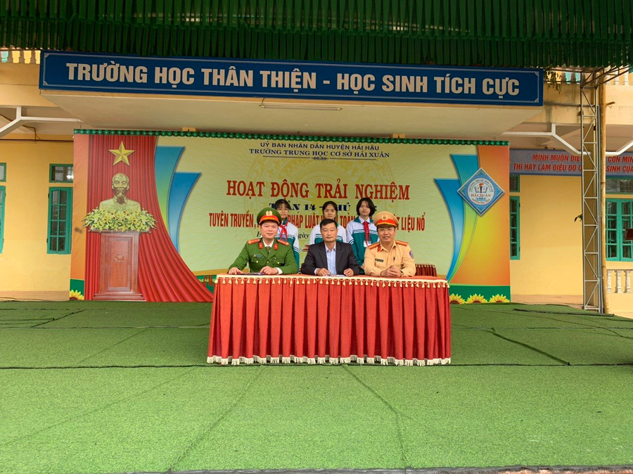 Đại diện BGH, cơ quan Công an, học sinh kí cam kết thực hiện ATGT và nội dung về pháo và các vật liệu nổ.