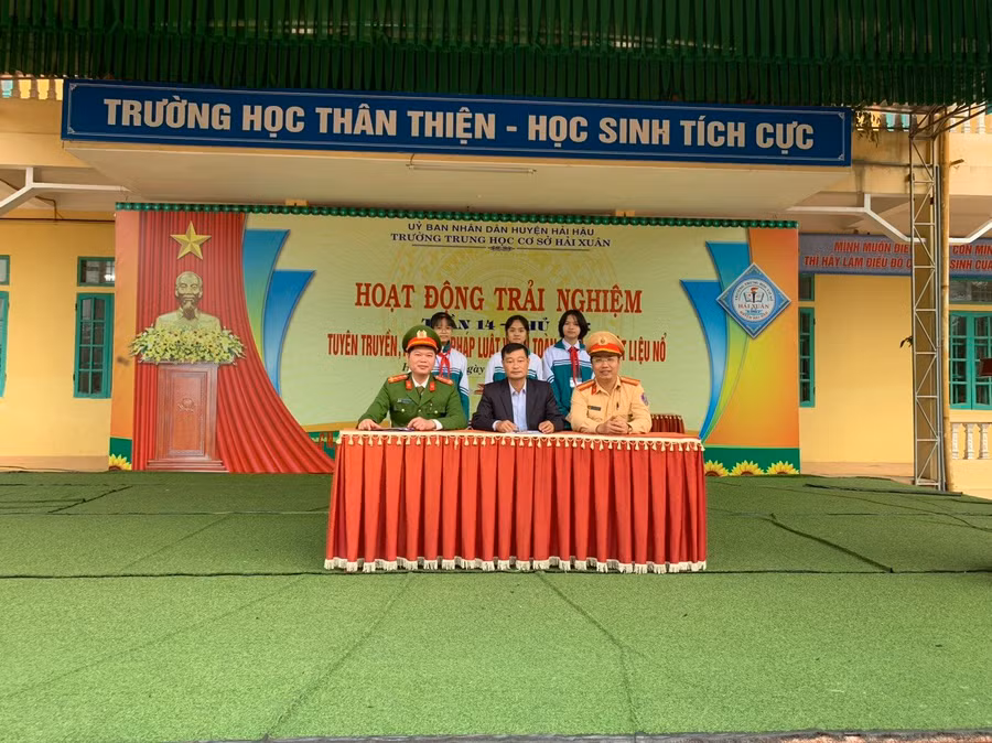 Đại diện BGH, cơ quan Công an, học sinh kí cam kết thực hiện ATGT và nội dung về pháo và các vật liệu nổ.